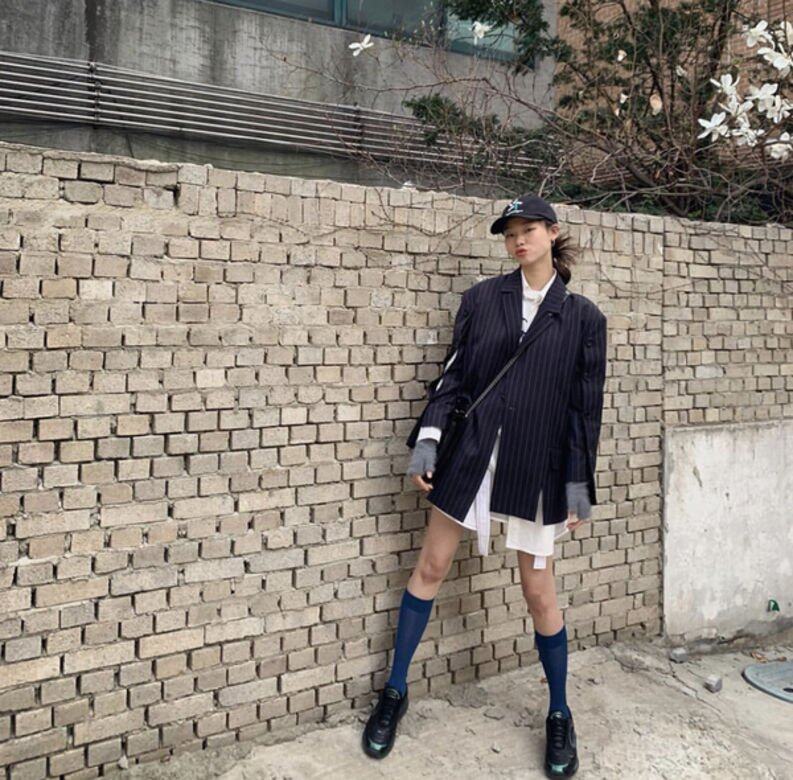 YoonYoung Bae以cap帽襯火紅的加大碼西裝褸,走的就是帥氣boyish風格,比文青與斯文 YoonYoung Bae以cap帽襯火紅的加大碼西裝褸,走的就是帥氣boyish風格,比文青與斯文