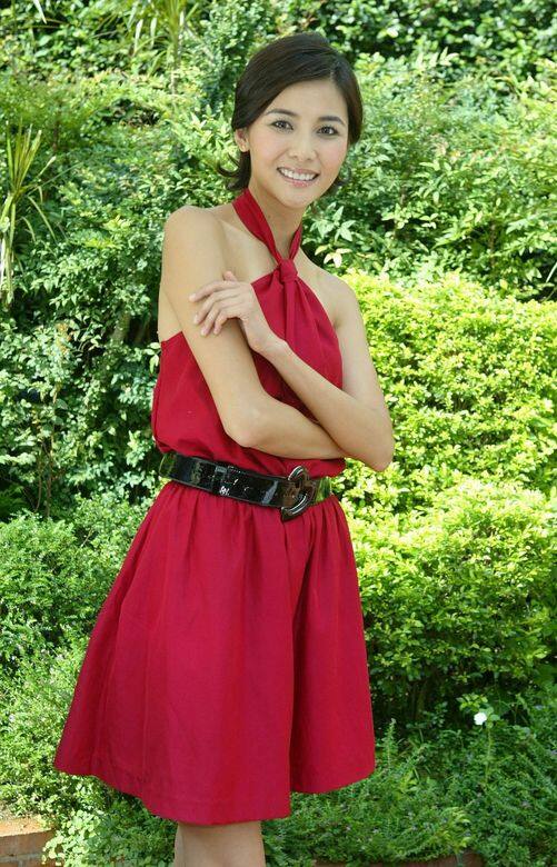 蒙嘉慧在TVB拍劇當花旦時，身形甚fit，穿上紅色掛頸連身裙的她，盡顯纖瘦