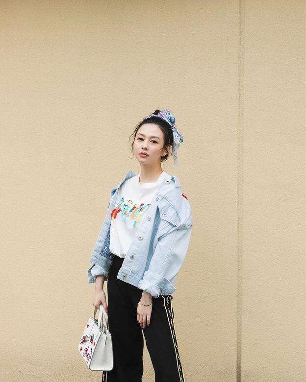 回看沈月的私服造型,一向都偏向街頭少女風,與其年齡十分合襯,青春氣 回看沈月的私服造型,一向都偏向街頭少女風,與其年齡十分合襯,青春氣