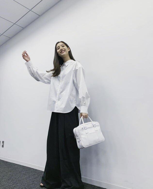 新木優子的私服離不開鬆身長褲,配上白恤衫,挽著方方正正的白色皮袋 新木優子的私服離不開鬆身長褲,配上白恤衫,挽著方方正正的白色皮袋