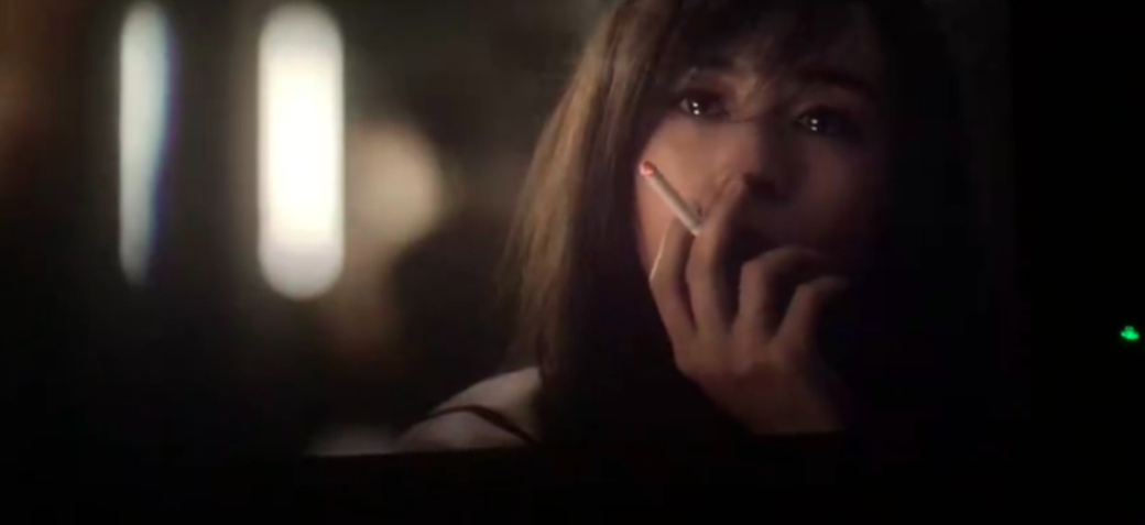 張靜初在《無雙》中飾演一個性格複雜的女生，她也曾表示花了很多時間思考和揣摩角色，而她在戲中這一幕含淚抽煙的演出，更獲網民和觀眾大讚十分出色！