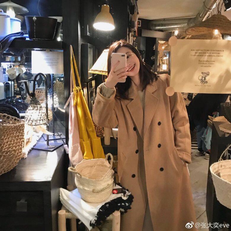這款經典的雙排扣卡其色外套,在今個秋冬也是必備款式之一。這種版型 這款經典的雙排扣卡其色外套,在今個秋冬也是必備款式之一。這種版型