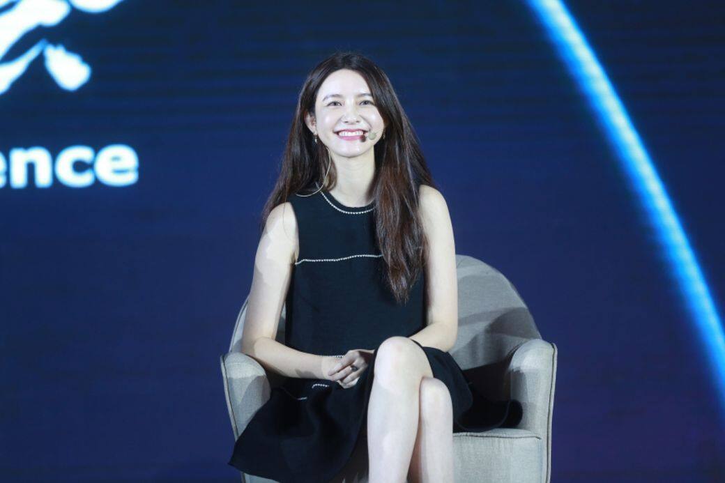 張大奕有「內地第一網紅」的美喻,有著甜美和藹的笑容,很有鄰家女孩的感 張大奕有「內地第一網紅」的美喻,有著甜美和藹的笑容,很有鄰家女孩的感