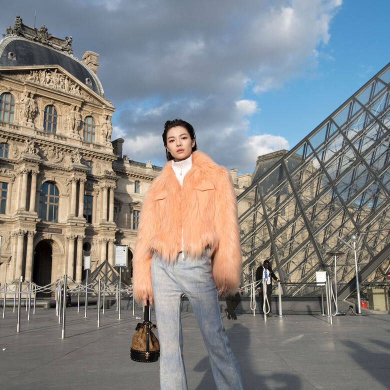 鍾楚曦是 Louis Vuitton 時裝騷的常客 鍾楚曦是 Louis Vuitton 時裝騷的常客