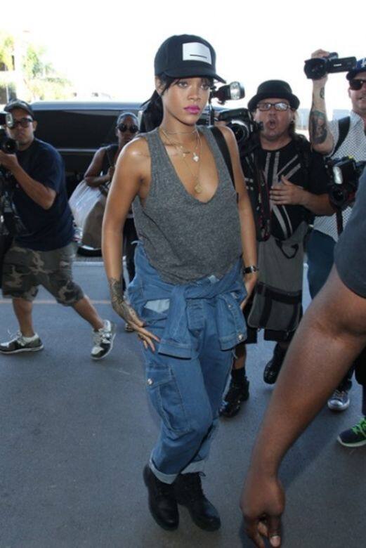 Rihanna 的性感美就是不造作，以簡約低胸背心和牛仔長褲打造街頭休閒風格