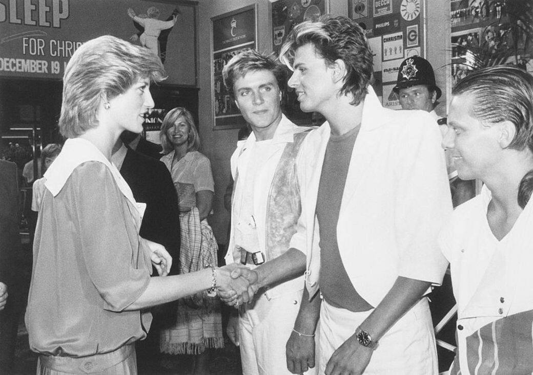 New Wave英國樂隊Duran Duran成員穿的是樂隊80年代的經典造型，並在搖滾晚會上