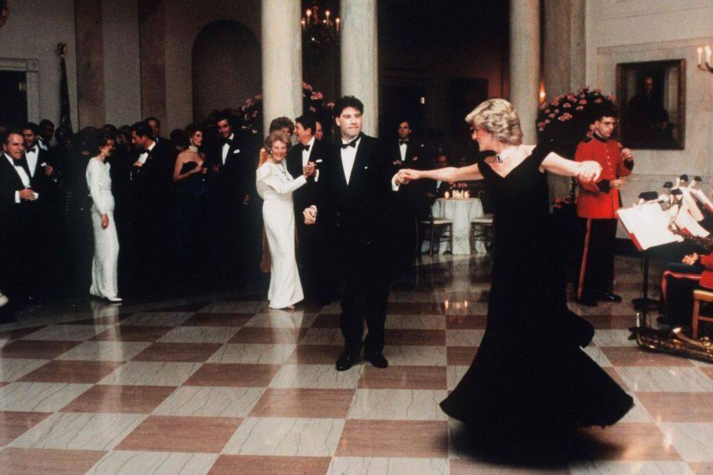 John Travolta穿著一身尖尾的燕尾服參加白宮晚宴，並以舞蹈向公主致敬。