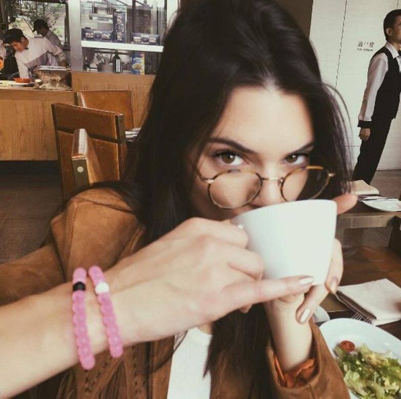Kendall Jenner：細框眼鏡 不知道麂皮外套該怎麼應用在日常穿搭？不妨學學Kendall Jenner戴