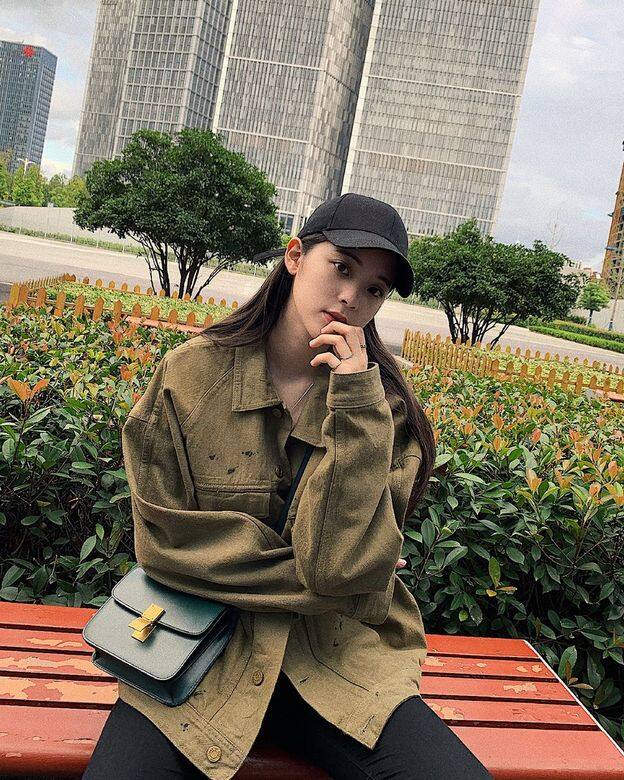 歐陽娜娜中性風格搭配Celine Class袋款也很適合,歐陽娜娜以簡單的街頭感穿 歐陽娜娜中性風格搭配Celine Class袋款也很適合,歐陽娜娜以簡單的街頭感穿