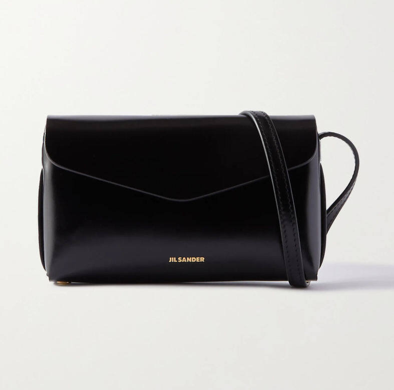 Jil Sander的極簡設計一向深得民心，黑色皮革、長方袋型，簡單綴上金色品牌標