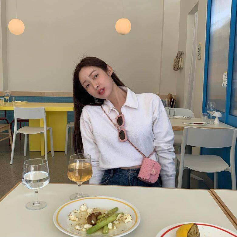 車靜媛很擅長為簡約穿搭添上可愛的配飾重點,這身白色長袖polo上衣和 車靜媛很擅長為簡約穿搭添上可愛的配飾重點,這身白色長袖polo上衣和