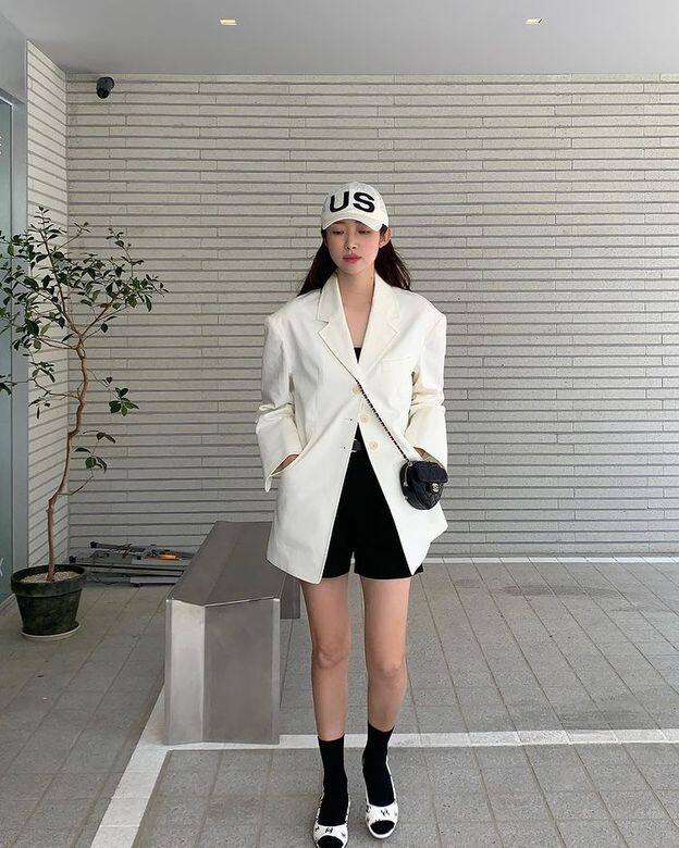 不難發現，Chanel是車靜媛的愛牌之一，奶白色西裝外套配黑色短褲的穿搭，配