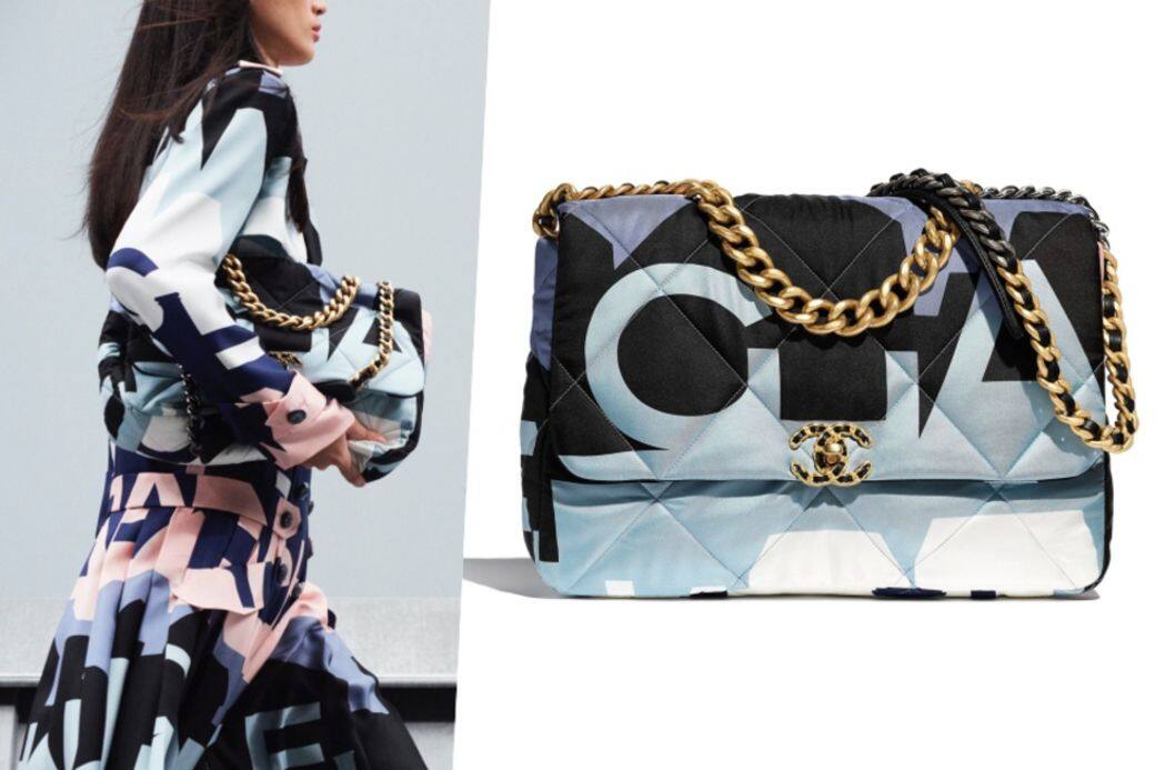 Chanel 2020春夏系列天橋上,可見到Chanel 19手袋的身影,手袋所上模特兒身上的衣 Chanel 2020春夏系列天橋上,可見到Chanel 19手袋的身影,手袋所上模特兒身上的衣