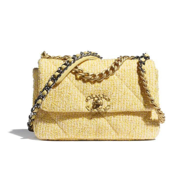鵝黃色其實也是不錯的貴婦色調，再加上Chanel經典tweed物料，這款Chanel 19手袋稱
