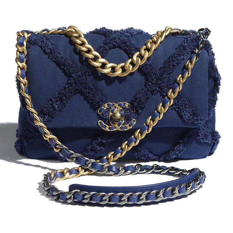 對深色手袋有偏愛的可考慮這款由海軍藍色帆布製作的Chanel 19手袋，較皮