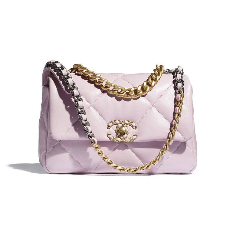 櫻花粉紅色小羊皮Chanel 19手袋，配上two-tone金銀鏈帶，16 x 26 x 9 cm的中型size