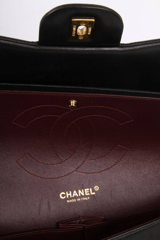 在最原始的Chanel 2.55，內襯皮革選用紫紅色，這是有關Coco Chanel 的童年回憶，年幼