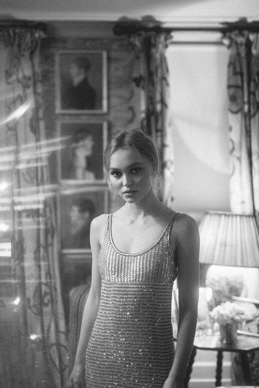 香奈兒大使,我們必定會自不然想到Lily Rose Depp,其更是老佛爺生前最愛年輕 香奈兒大使,我們必定會自不然想到Lily Rose Depp,其更是老佛爺生前最愛年輕
