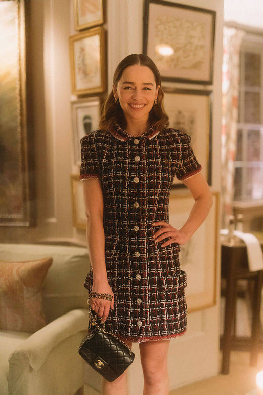 Emilia Clarke身穿的是Chanel 2020年春夏成衣系列,白紅色斜紋連衣裙作品,還配上品牌 Emilia Clarke身穿的是Chanel 2020年春夏成衣系列,白紅色斜紋連衣裙作品,還配上品牌