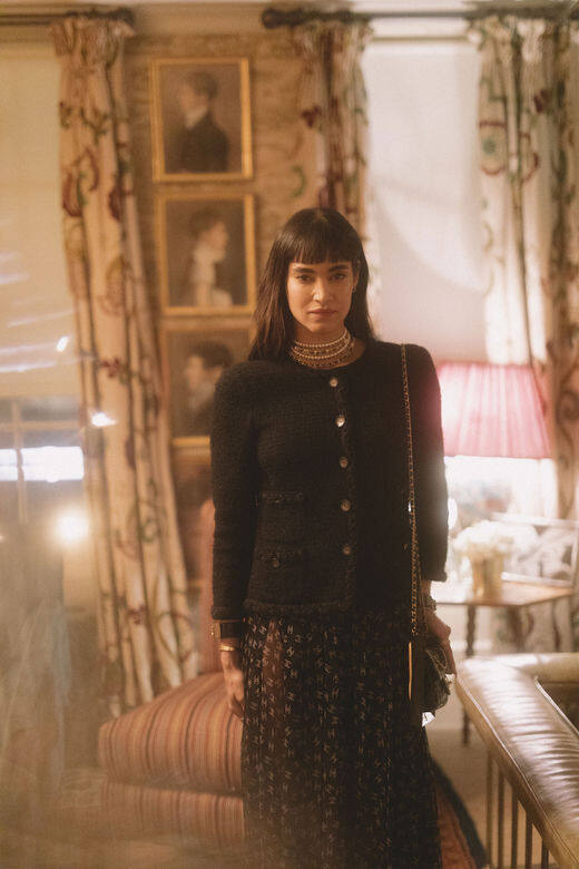 Sofia Boutella穿著的黑色印花裙是出自品牌2020年春夏成衣系列,而黑色的羊毛外 Sofia Boutella穿著的黑色印花裙是出自品牌2020年春夏成衣系列,而黑色的羊毛外