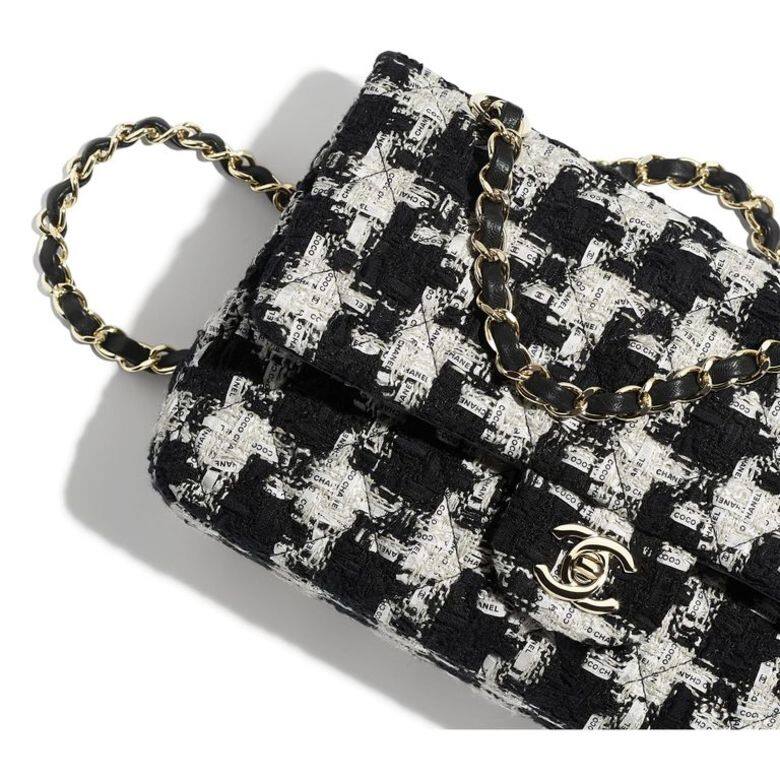 設計師:Karl Lagerfeld誕生年份:1983年取名原因:當時Chanel2.55 classic款的標準尺寸是26cm 設計師:Karl Lagerfeld誕生年份:1983年取名原因:當時Chanel2.55 classic款的標準尺寸是26cm