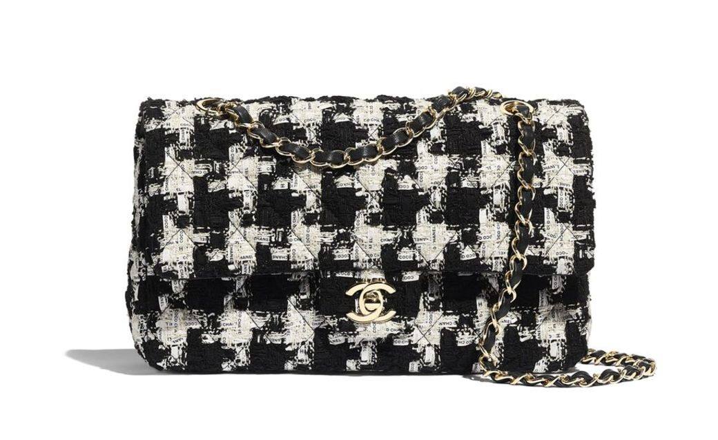 Chanel最經典的包款11.12手袋，是在1983年由Karl Lagerfeld設計並重新演繹Chanel女士創製