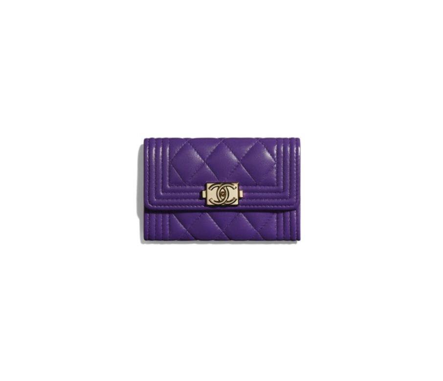Boy Chanel是深受女士歡迎的系列，顏色層出不窮，新季推出亮麗紫色的卡片套