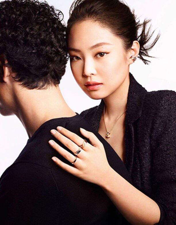 Blackpink Jennie早前為Chanel Coco Crush系列拍攝宣傳照,佩戴上戒指、頸鍊和耳夾,穿上黑色西 Blackpink Jennie早前為Chanel Coco Crush系列拍攝宣傳照,佩戴上戒指、頸鍊和耳夾,穿上黑色西