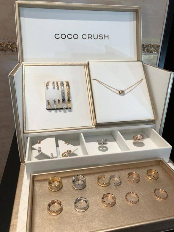 除了戒指之外,CHANEL Coco Crush系列還有手鐲、耳環和項鏈,就連大熱的耳骨夾都備 除了戒指之外,CHANEL Coco Crush系列還有手鐲、耳環和項鏈,就連大熱的耳骨夾都備