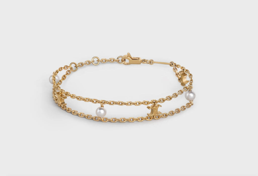 把小小的Celine Triomphe logo與小珍珠串在雙層手鏈中，精緻又可愛，氣質滿滿。