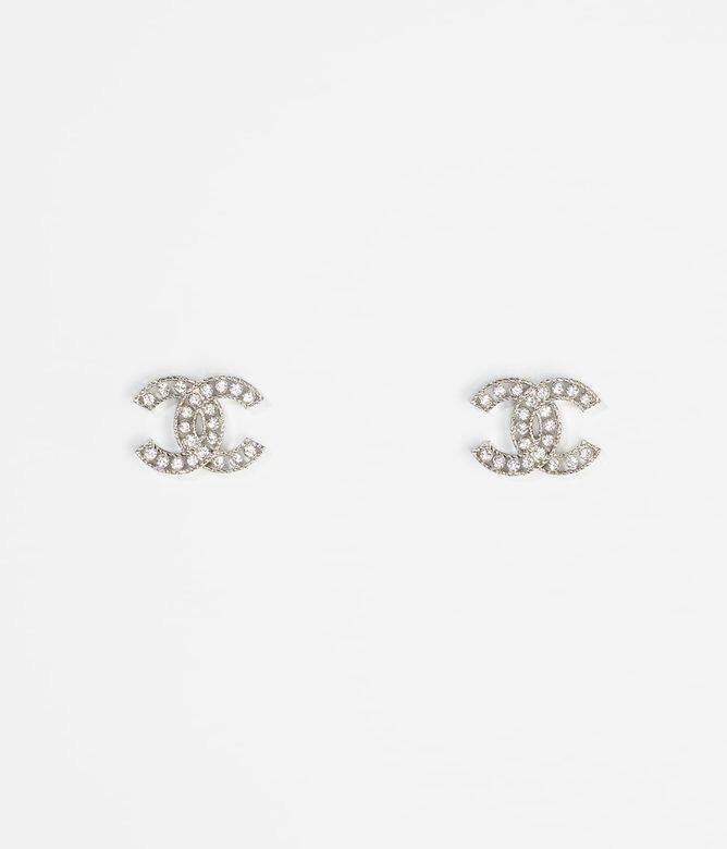 Chanel的CC logo耳環是不少女士的入門級耳環,這款簡單鑲滿水晶的高貴設計 Chanel的CC logo耳環是不少女士的入門級耳環,這款簡單鑲滿水晶的高貴設計
