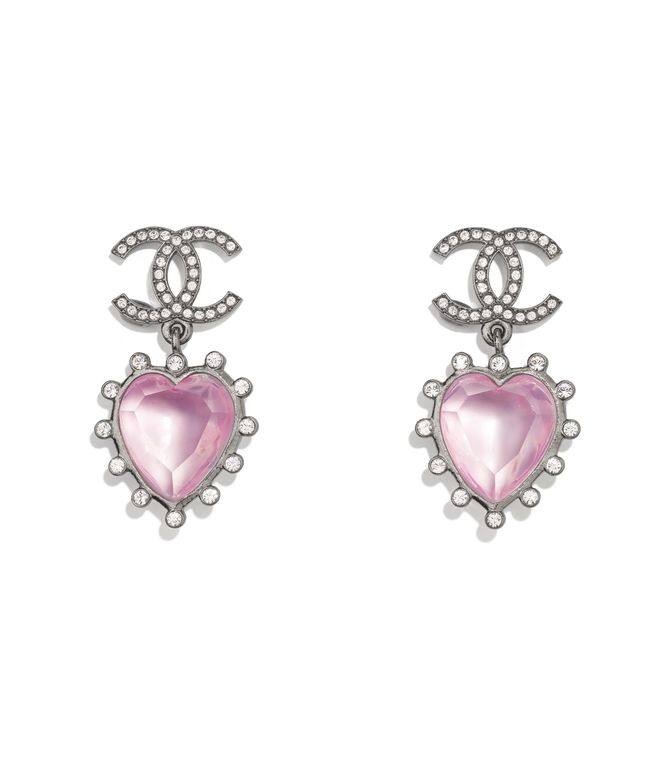 立體切割的粉紅水晶，是耳環的吸睛設計，適合與情人約會時佩戴，增添可