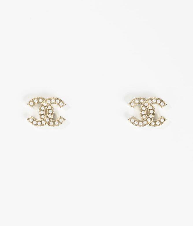 珍珠是Chanel常用的設計元素，這款結合CC logo和珍珠，簡單結合品牌標誌和復