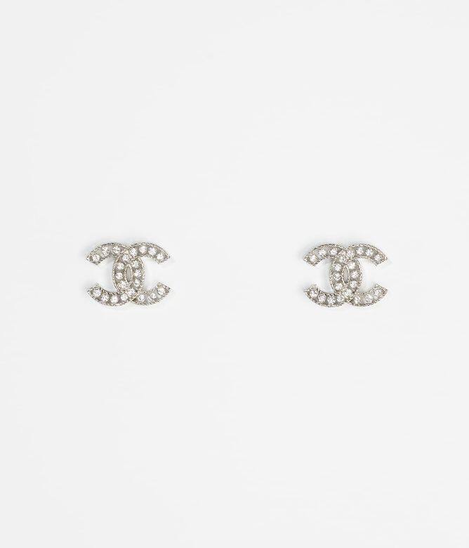 Chanel的CC logo耳環是不少女士的入門級耳環，這款簡單鑲滿水晶的高貴設計