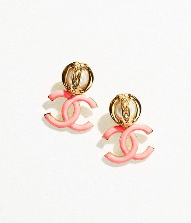 以金屬及樹脂製作的粉紅色CC logo Chanel耳環最夠搶眼，少女心粉紅控必定大