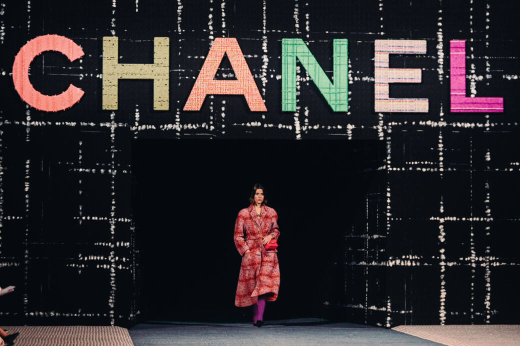 Chanel 2022秋冬系列時裝展於巴黎大皇宮臨時展館舉行，演出場地全覆上斜紋