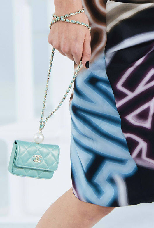 近年手袋界流行「WOC」(Wallet on Chain)設計,Chanel今年則將這個潮流融入迷你手袋設計 近年手袋界流行「WOC」(Wallet on Chain)設計,Chanel今年則將這個潮流融入迷你手袋設計