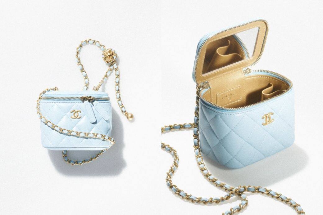 夢幻的粉藍色Chanel鍊帶化妝盒，打開盒蓋附有鏡子，鍊帶上綴有CC logo小金球