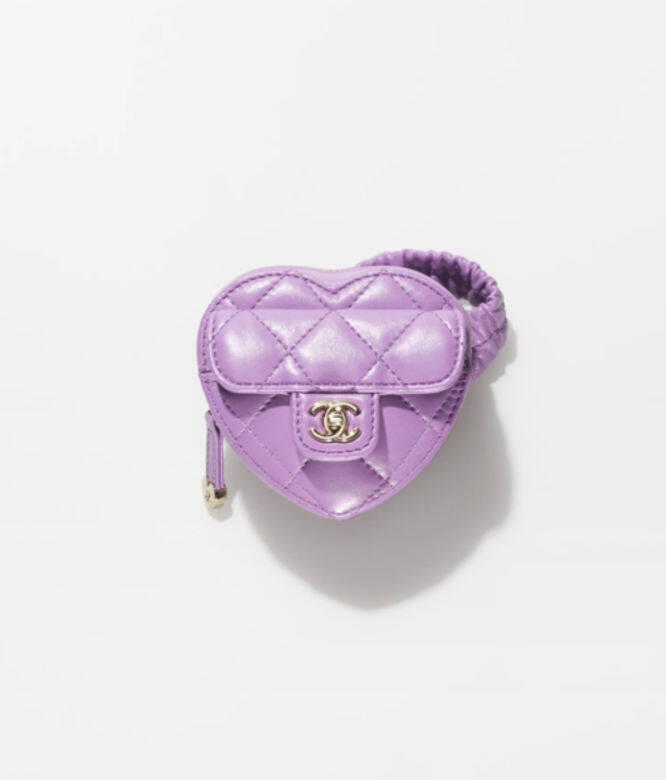 浪漫的粉紫色小羊皮零錢包，設有橡筋帶，可以套在手腕上當裝飾，可愛又