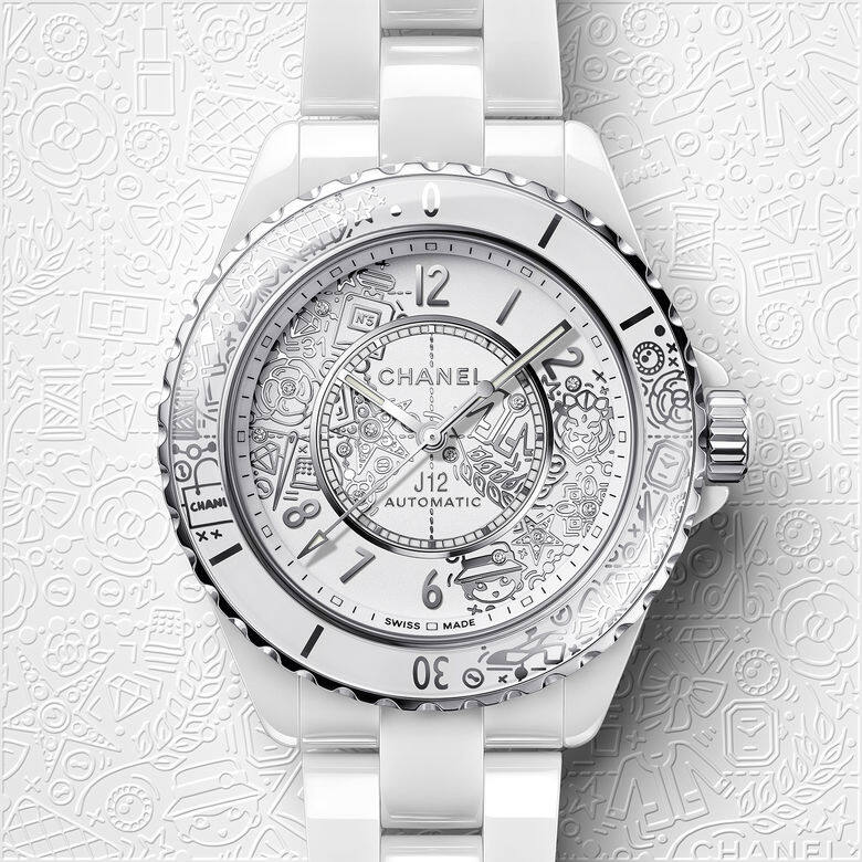 J12．20採用全白設計、以白色精密陶瓷製成，錶盤及錶圈上飾有優雅而富
