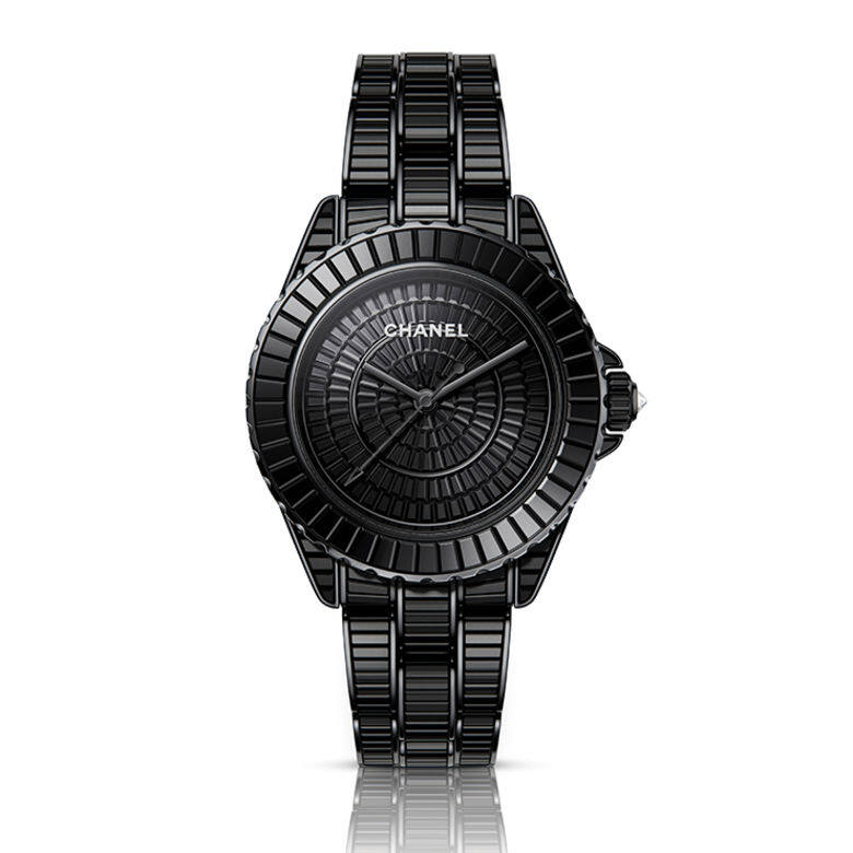 J12 Black Star手錶集高貴和型格於一身。主要採用純淨的黑色陶瓷，在光線折