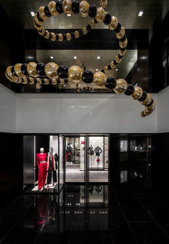 CHANEL半島酒店旗艦店早前完成擴建工程,當中最值得留意的,必定是以黑白 CHANEL半島酒店旗艦店早前完成擴建工程,當中最值得留意的,必定是以黑白