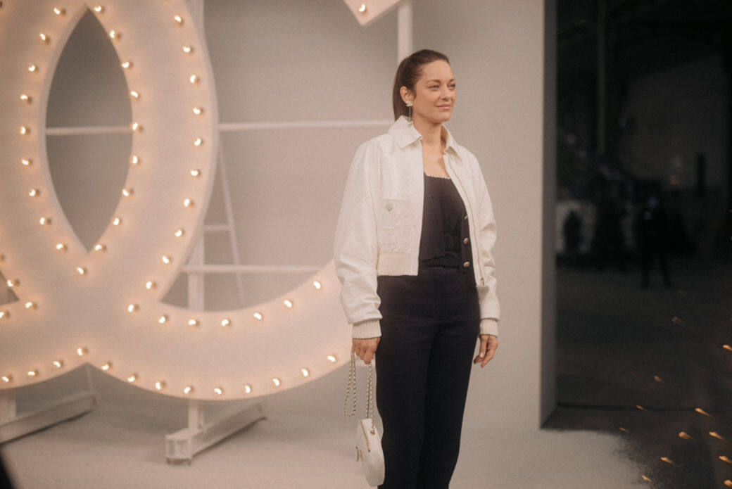 法國影后Marion Cotillard穿起Chanel白色外套和黑色褲裝登場，正正演繹出女明星光芒