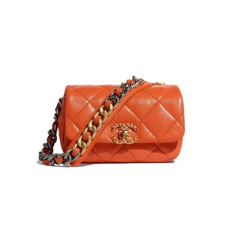 最新的Chanel 19‭ ‬Handbag絕對是粉絲們近期的最愛，2020春夏系列推出腰包款式，搶眼