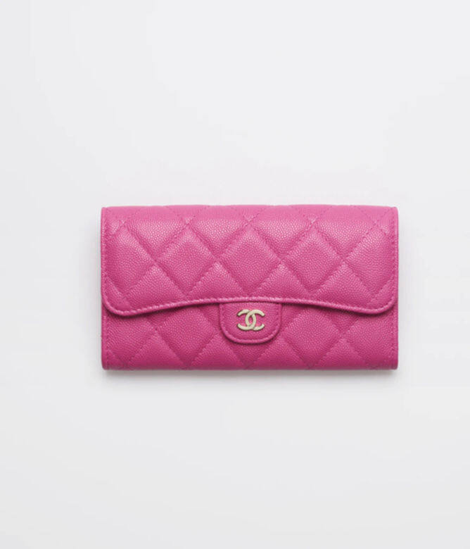 Chanel 2022春夏pre-collection這款hot Pink長銀包，就適合大愛粉紅色及鮮艷顏色的你，而且