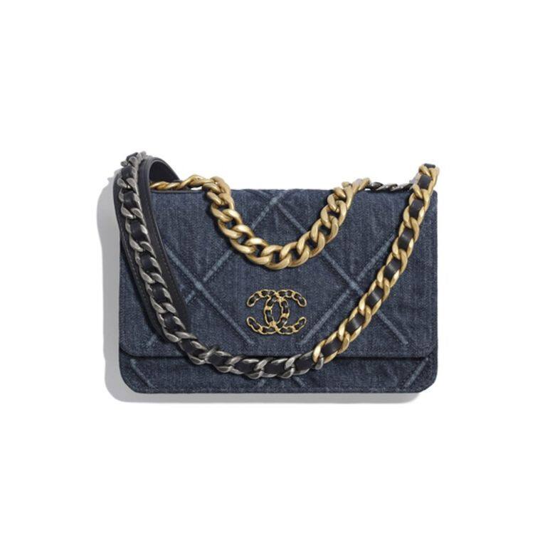 這個Chanel 19鏈帶銀包絕對是心水推介,牛仔布料以舊化處理,鏈帶則以金、銀 這個Chanel 19鏈帶銀包絕對是心水推介,牛仔布料以舊化處理,鏈帶則以金、銀