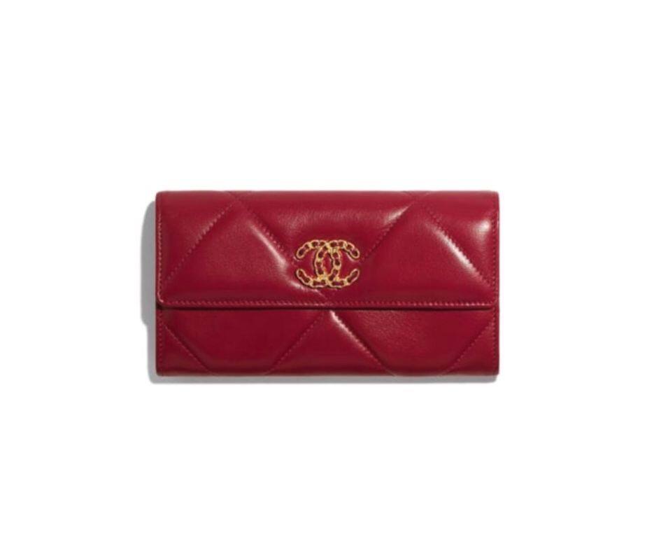 Chanel 19系列的皮革銀包與手袋一樣有絎縫巨型菱格與飾金鏈CC logo,集合兩 Chanel 19系列的皮革銀包與手袋一樣有絎縫巨型菱格與飾金鏈CC logo,集合兩