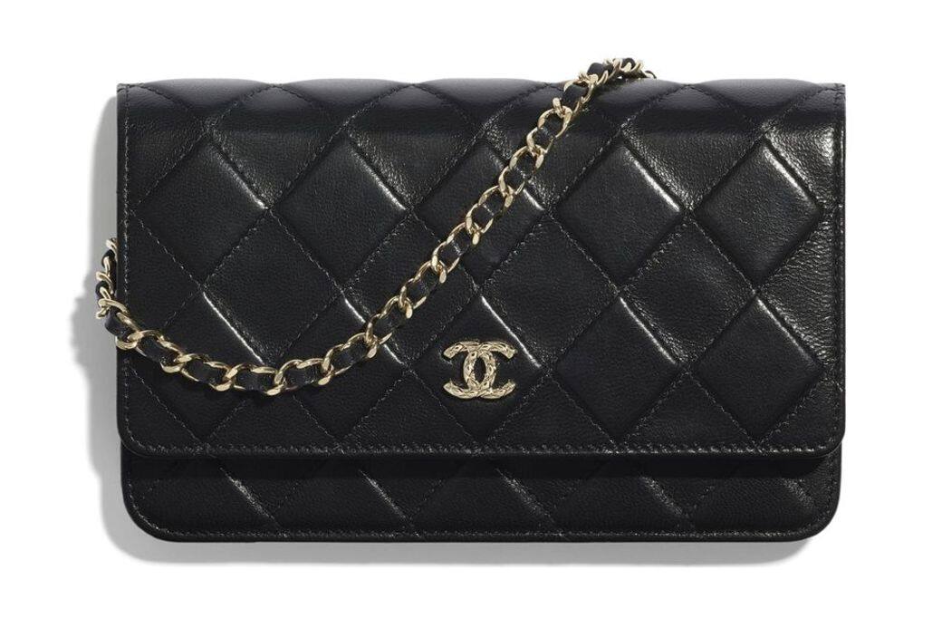 喜歡實用小袋的你，絕對會喜歡Chanel的WOC長鏈銀包設計，多夾層好收納的設