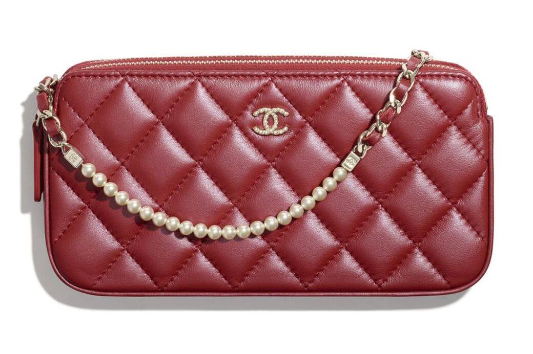 把兩個Chanel經典元素融入同一個袋款，珍珠加上菱格紋，沒有甚麼比這個組