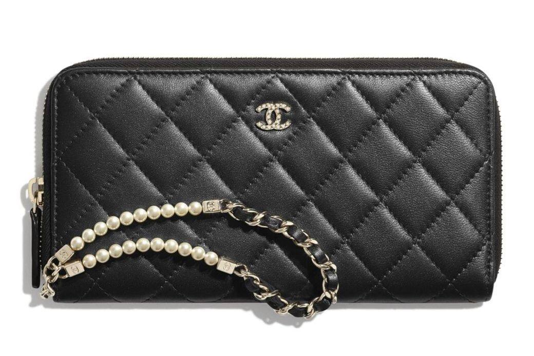 簡單的Chanel菱格紋黑色長銀包，配上珍珠腕帶設計就變得不一樣，造型再度